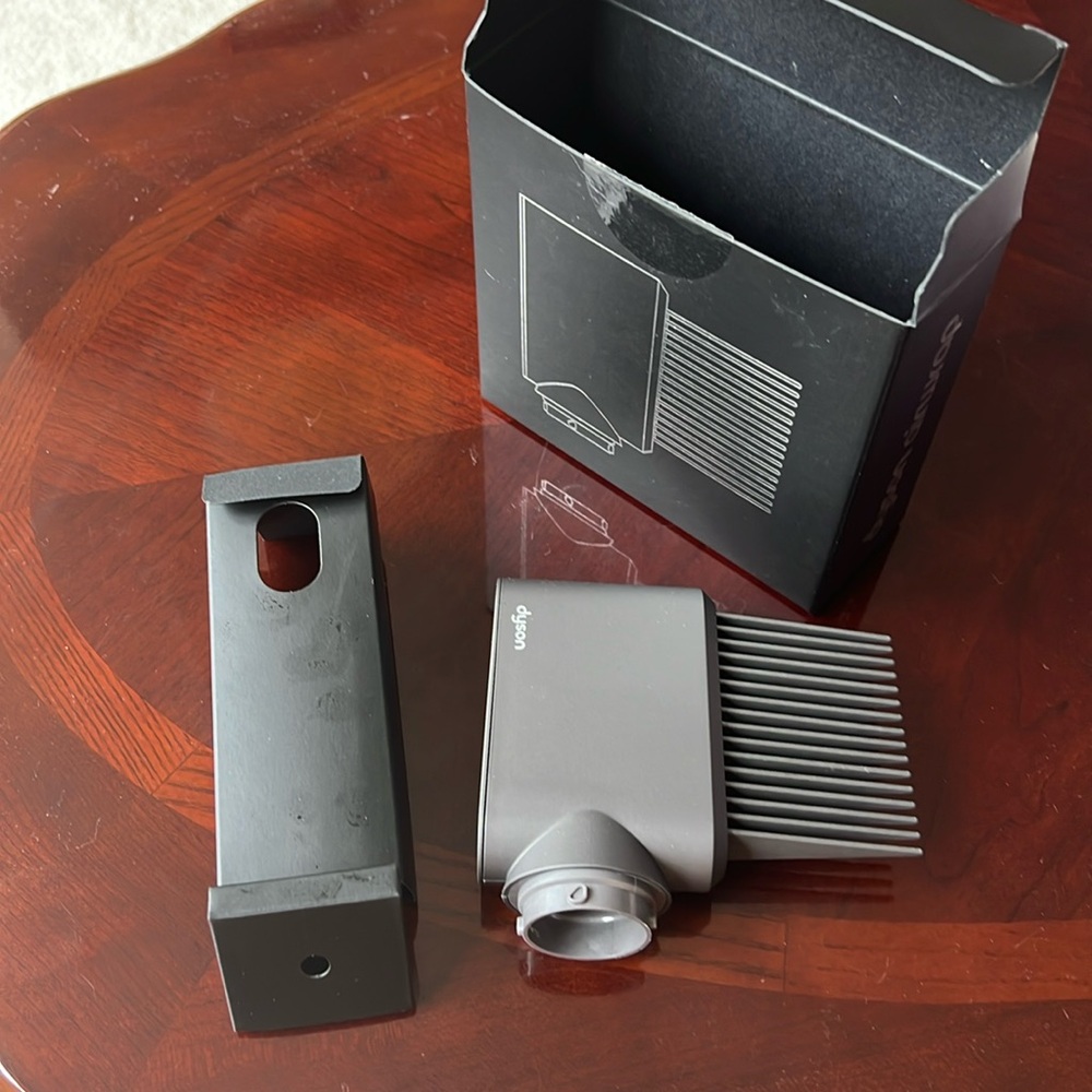 Dyson Airwrap wide tooth comb attachment in the color iron/nickel , never used.